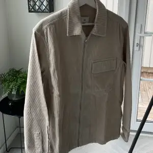 Oveshirt i Manchester från H/M Storlek M Beige 