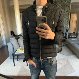 Moncler amiot short down jacket - Skitsnygg och sällsynt moncler jacka för ett bra pris jämfört med många andra ställen. Skick 9/10 använd kanske 5-6 gånger förra hösten/vintern, nypris 16000