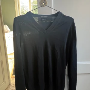 Tom Ford tröja - Stilren tom Ford tröja i silkblanding - skick - 9/10, ser lite ut som det är hål i tröjan på bilden men den har inga hål det är bara ett tunt material! Nypris 15000