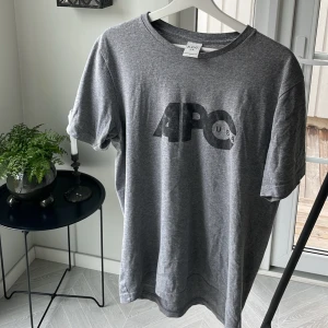 T-shirt - T-shirt från APC Storlek M !Trycket är urtvättat från fabrik !