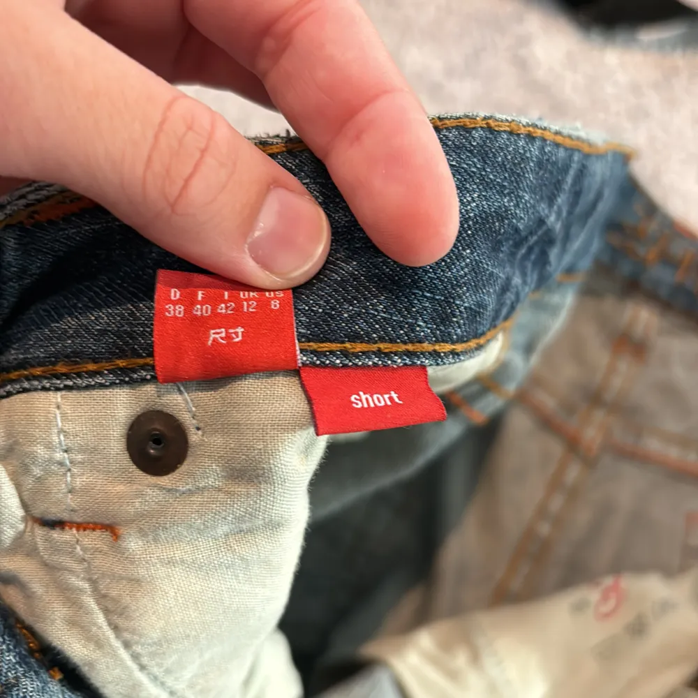 Jag säljer dessa jättefina jeans från esprit. Ganska använda (se bild 4) men fortfarande fina. Säljer då dom tyvärr är för små och för korta för mig. I storlek 38 short modell. . Jeans & Byxor.