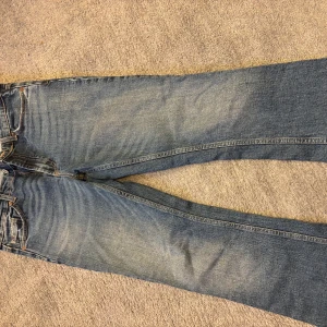 Blå Low waist jeans  - Säljer mina blåa Low waist jeans från Zara. De är använda fåtal gånger då de är för långa på mig. Byxorna är i strl M och är jätte fina nu inför hösten🍂💕 Pris går att diskutera!