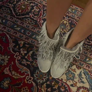 Skor med fransar - Säljer dessa populära skor med fransar på! Fint skick, skriv vid intresse! Pris kan diskuteras😊