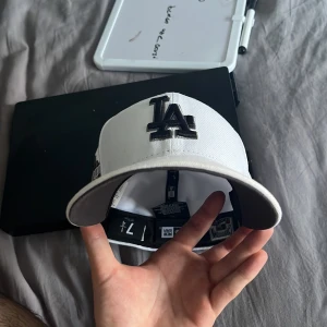 Keps - Säljer min New era keps ba använder den inte den får mitt huvud att se skumt ut så den tar bara plats, använt den Max 2 gånger. Pris kan diskuteras vid snabb affär 