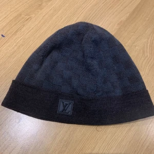 Louis Vuitton Mössa  - Äkta  Fräsch  Bekväm  Har använt den Max 2-3 gånger Mörkblå 
