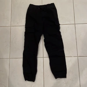 Pojkbyxor 5 par - Fem par pojkbyxor: Svarta byxor med fickor (H&M) 140 Turkosblå mjukis (warp) 146/152 Svarta mjukis (H&M) 146 Grå mjukis (lager 157) 150 30kr/par eller 100kr för 5 par Svarta mjukis m teddyfoder (uniqlo) 9–10 år 