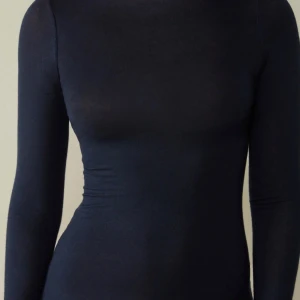 Intimissimi tröja - Vill gärna byta min tröja som är mörkblå mot en som är svart! Eller en intimissimi tröja som har spets där uppe i svart❤️ Den är i bra skick förutom att den har några små hål, skickar bilder om de behövs!❤️