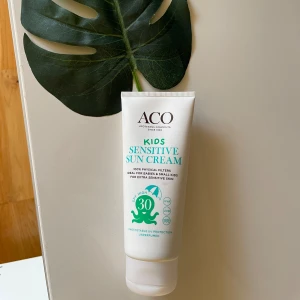 Ny Aco kids sensitive solskydd - Kids Sensitive Sun Cream SPF 30 (högt skydd). Solkräm med 100% fysikaliska filter (partikelfilter), varav delvis mineralfilter. Anpassad för barns extra känsliga hud och även lämplig för små barn, samt bebisar från 6 månader.