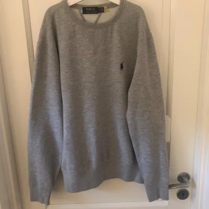 Ralph Lauren tröja S - Säljer en grå Ralph Lauren tröja i storlek S. Tröjan är i perfekt skick, 10/10, knappt använd. 