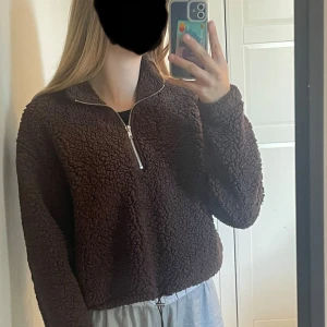 Teddy tröja - Säljer den mysig och fin brun Teddy tröja, otroligt skönt material båda insidan och utsidan. Fortfarande nyskick  Strl M, Priset kan diskuteras