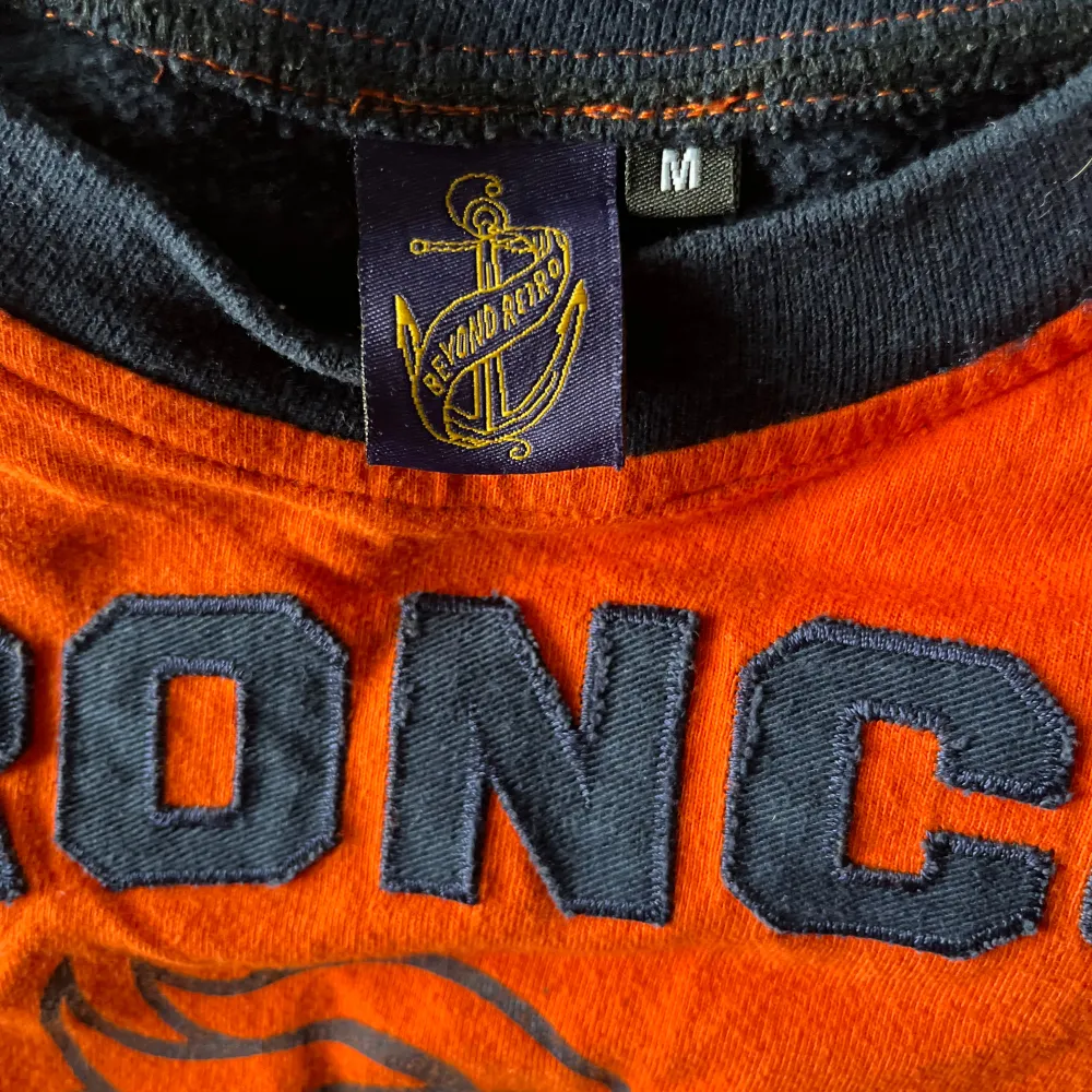 Lite mer croppad Broncos sweatshirt.. Tröjor & Koftor.