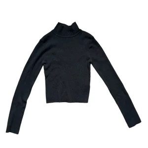 Svart ribbad polotröja från H&M Divided - Säljer en stilren svart polotröja från H&M Divided i storlek XS. Tröjan är ribbad och har en tight passform. Den är dessutom ”croppad” dvs kort i modellen. Bra basplagg och funkar perfekt för höst och vinter! Använd fåtal gånger och i fint skick. 