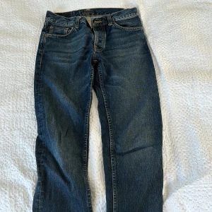 Nudie Jeans - Mörkblå Nudie Jeans regular fit. Storlek 29/32. Nypris:1600.NYSKICK