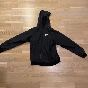 Nike Windbreaker  - Fin nike Windbreaker storlek s topp skick. Passar inte mig längre så föröker bara bli av med den