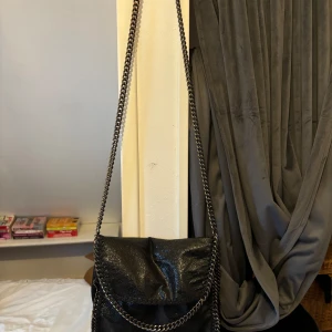 Kedjväska  - Snygg trandade förut med fortfarande snygg väska att ha 