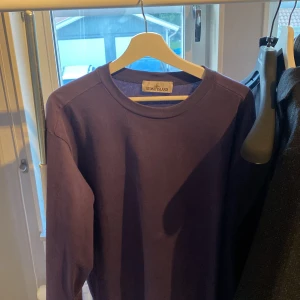Lila stone island tröja  - Lila stone island tröja i ett mycket bra och fint skick, bara att det finns lite fläckar på den men det går att fixa! Äkta såklart och kan skicka med bildbevis på kvitto på tröjan, säljer den för att gillar inte färgen och haft den länge, möts i Gbg 
