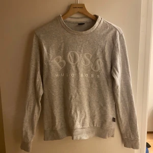 Hugo Boss Tröja  - Grå Hugo Boss tröja  Mycket fint skick 