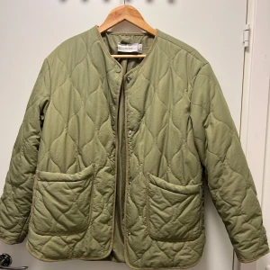 Bershka Höstjacka  - Storlek: M Superfin höstjacka i trendig grön. Jackan är 1 år gammal och är knappt använd. 