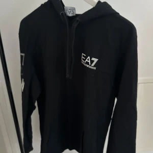 Armani Hoodie - Svart Armani hoodie, passar både tjej och kille. Knappt använd och i bra skick.