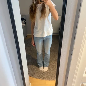 Blåa jeans  - Fina jeans, ljusblåa och mid waist, om man vill ha dom low så funkar dessa säkert utmärkt till att sy de lågmidjade. Andvänd 1 gång. 