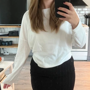 Vit tröja med öppning i ryggen  - Jättefin tröja med en liten öppning i ryggen ifrån Lindex, storlek S. Använd fåtal gånger🎀