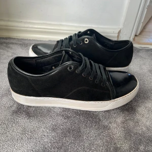 Lanvin Cap toe - Hej, säljer nu dessa sjukt eftertraktade svarta  och snygga lanvins med glans! storlek 42, skick 8/10.   Nypris: 5200❌ Mitt pris: 2499✅ Hör av er vid minsta fråga!