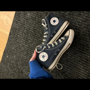 Converse - Mörkblå Converse som har blivit för små för mig. I använd skick därav priset 🩷