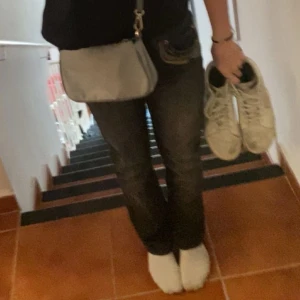 Mörkblå jeans med detaljer - Säljer ett par snygga svarta jeans med coola detaljer på bakfickorna. De har en straight passform och är perfekta för både vardag och fest. Jeansen är i bra skick och har en klassisk femficksdesign. Jeansen är upplagda och jag är lite under 160