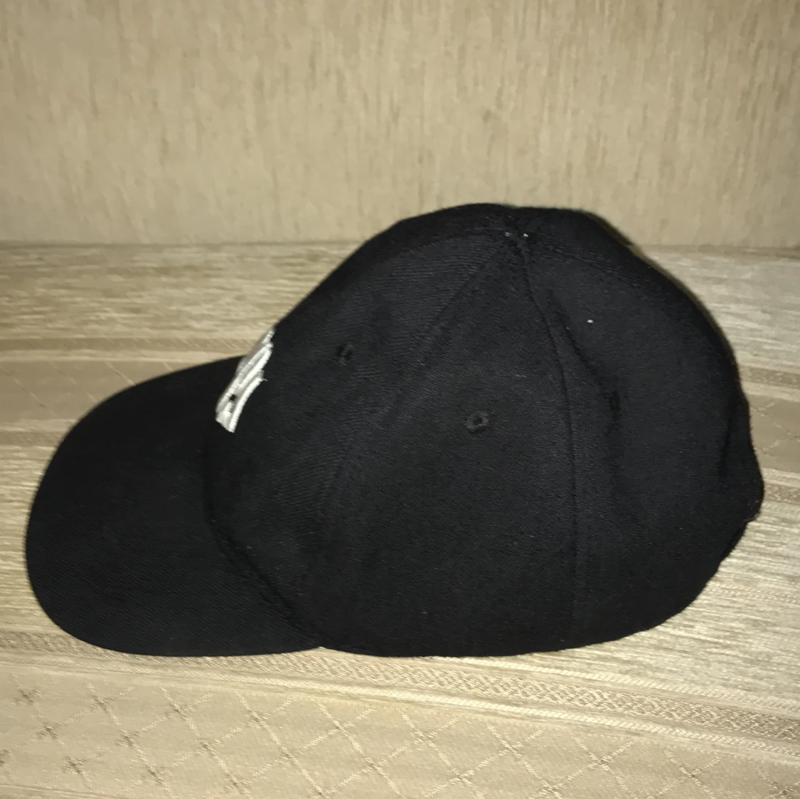 Svart keps med broderad logga - 90