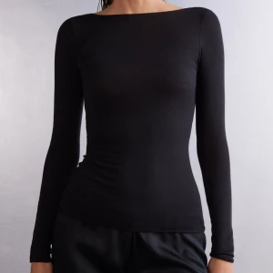 Intimissimi tröja svart  - Svart intimissimi tröja med boatneck. Den har ett litet hål på vänstra armen som säkert går att laga lätt (bild 3)💗
