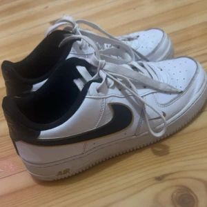 Air force - Ett par airforces, dom e lite slitna framme som ni kan se på bilden, samt att skosnörerna har blivit klippta som ni också kan se, annars inga defekter och dem fungerar bra, storlek 39 men passar även 38 och 40. Pris kan diskuteras 