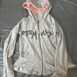 Odd Molly - Säljer denna super söta Odd Molly zip tröjan!🩷Använt den en gång och köpt för 450kr, mitt pris kan diskuteras! Så lägg gärna prisförslag!!🩷 Storlek S, passar Xs!!🩷 
