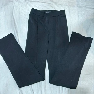 Kostymbyxor  - Kostymbyxor med slit nere vid fötterna, aldrig använt 