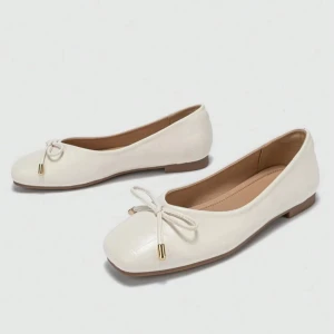 Vita ballerinaskor med rosett - Säljer ett par stilrena vita ballerinaskor med en söt rosett framtill. Skorna har en låg klack och är perfekta för både vardag och fest. De är gjorda i syntetmaterial och har en bekväm passform. Andvända Max 5 gånger