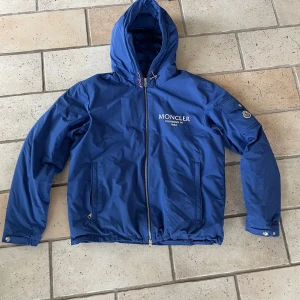 Moncler jacka ge bud  - Moncler höst/vår jacka köpte den helt ny  Cond: 9,8/10 KVITTO FINNS köpt på farfetch strl L