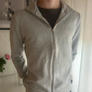 Full zip tröja - Grå full zip tröja från Jack & Jones i strl S. 