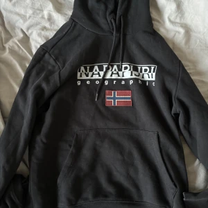 Napapijri Hoodie - En snygg svart hoodie som funkar till det mesta, Säljer den för att den inte passar mig längre.