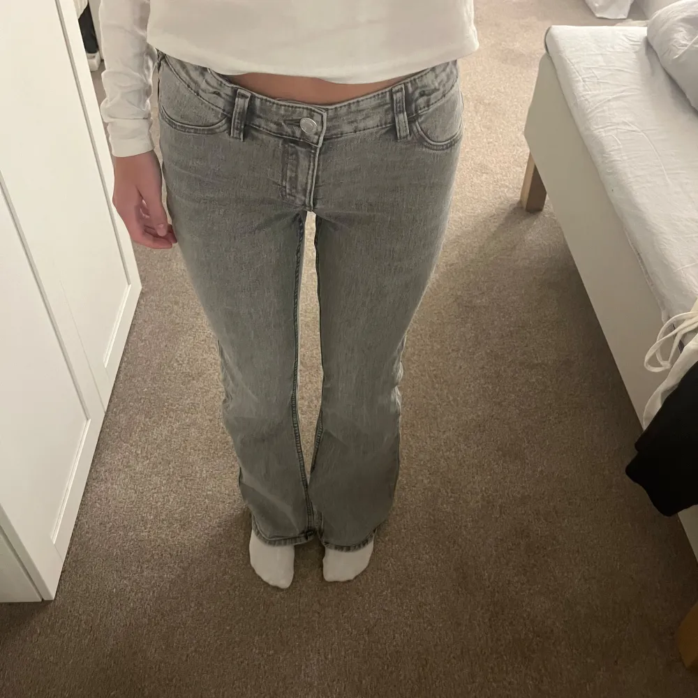 Fina gråa jeans från H&M som bara använts två gånger! Säljer då jag helt enkelt ångrade mig och gillar inte passformen på mig riktigt, det är flare low waist i storlek 152❣️. Jeans & Byxor.