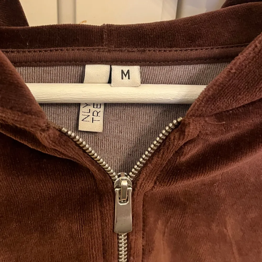 Har ett par matchande bootcut byxor till som ingår i priset. Super skönt material och använt få antal gånger 💕. Neuletakit & Villapaidat.