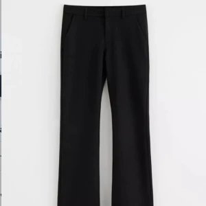 Lågmidjsde kostymbyxor - Super fina lågmidjsde kostym byxor ifrån kidsbrandstore/ grunt. De är i storlek 152 och är försmå  därför säljer jag de. Använda ca 3 gånger och första bilden är lånad. Nypris: 549. Säljer för 349kr ❤️