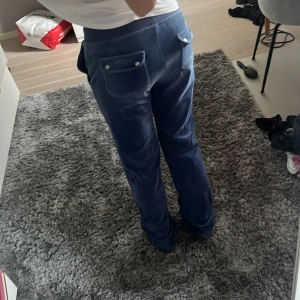 juicy byxor - Säljer mina fina juicy byxor i färgen blå! Jättebra skick, nypris 1099💕