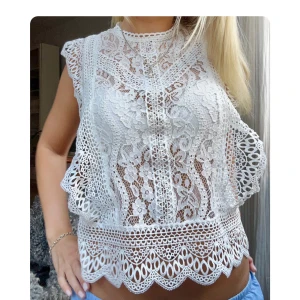 Supersöt spetstopp från Zara strl S - Sparsamt använd, inga defekter!! Köpte för flera år sen så den finns inte kvar på zara!!