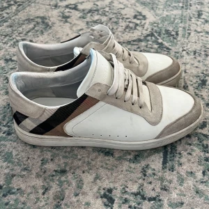 Burberry skor - Burberry sneakers  Storlek 44 dustbag medföljer  Tecken på användning  Har fått lite blå färgning av jeans inget som syns under användning  Bara fråga om mer bilder 