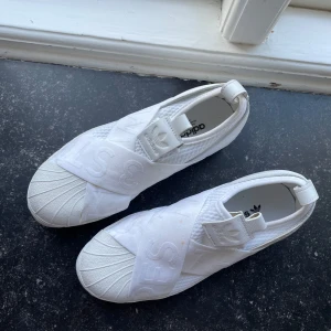 Adidasskor - Ett par sparsamt använda adidasskor i storlek 36 2/3😘