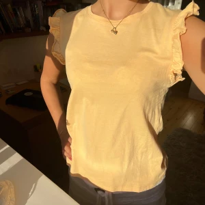 Orange topp - Supersöt orange toppp med gulliga volanger på ärmarna! Pris kan alltid diskuteras!🤗🤗