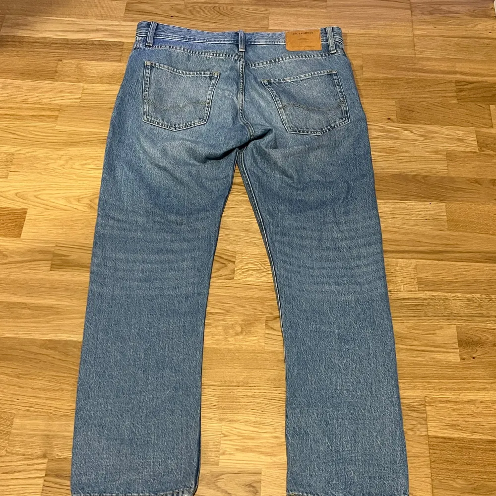 Ett par jeans i mycket bra skick från Jack and Jones, Modell relaxed. Inte använt så mycket. Ny pris 600kr priset kan diskuteras.. Jeans & Byxor.