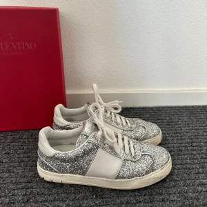 Valentino Flycrew - ett par riktigt fräcka valentino flycrew i silverigt glitter, är storlek 39, i fint skick! Box medkommer vid köp!  hör av er vid intresse! ( 2 nitar av på ena)