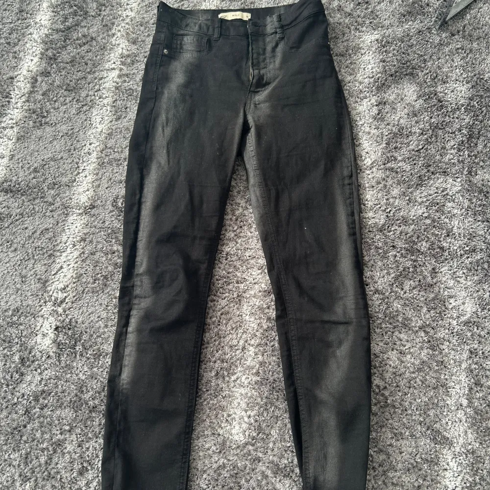 Säljer ett par svarta skinny jeans i bra skick. De är högmidjade och har en snygg, tight passform. Perfekta för både vardag och fest!. Jeans & Byxor.