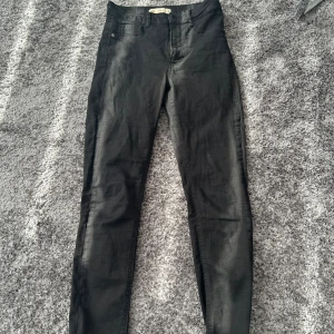 Svarta skinny jeans - Säljer ett par svarta skinny jeans i bra skick. De är högmidjade och har en snygg, tight passform. Perfekta för både vardag och fest!