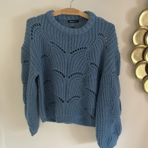 Stickad Gina tricot - Blå stickad tröja från Gina Tricot, använd fåtal gånger